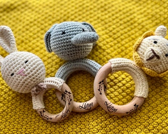 Sonaglio per bambini inciso, sonaglio per bambini all'uncinetto, regalo personalizzato per la doccia per bambini, nuovo regalo per bambini dai nonni, regalo speciale per la doccia per bambini