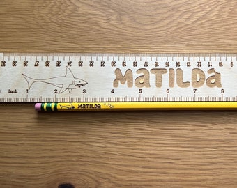 Squalo torna a scuola, materiale scolastico squalo, matite personalizzate, matite incise, righello con nome, materiale scolastico fresco, righello per bambini