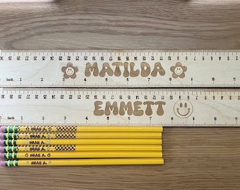 Groovy torna a scuola, materiale scolastico groovy, matite personalizzate, matite incise, righello con nome, materiale scolastico retrò, righello per bambini