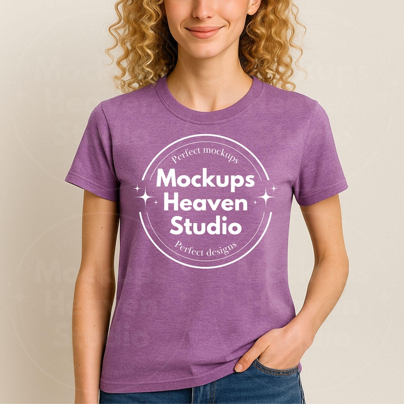 Puede incluir: Una camiseta morada con cuello redondo y mangas cortas. La camiseta presenta un logotipo circular blanco con el texto "Perfect mockups, Mockups Heaven Studio, Perfect designs". La modelo lleva vaqueros azules.