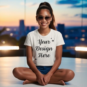 Branco Gildan 5000 Camiseta Branca Feminina Mockup Modelo Feminino Menina Mockup Estilo de Vida Camiseta Branca Mockups Mulher Linda Menina Fofa Mockup
