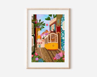 Può includere: Un tram vintage giallo e marrone viaggia su una strada acciottolata in una città colorata. Gli edifici sono decorati con motivi di piastrelle blu e bianche. Rigogliose piante verdi e fiori rosa costeggiano la strada.