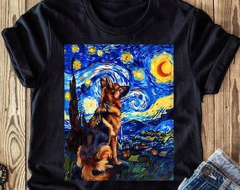 Puede incluir: Una camiseta negra con un estampado gráfico de un perro pastor alemán mirando hacia arriba a un cielo nocturno estrellado. El cielo está pintado en un patrón azul y amarillo en espiral, que recuerda a la pintura "La noche estrellada" de Vincent van Gogh.