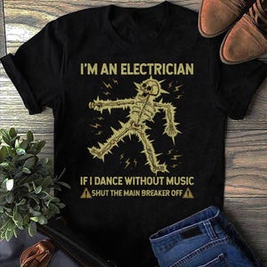 Puede incluir: Camiseta negra con un esqueleto bailando rodeado de rayos. El texto dice "Soy electricista. Si bailo sin música, apaga el interruptor principal."