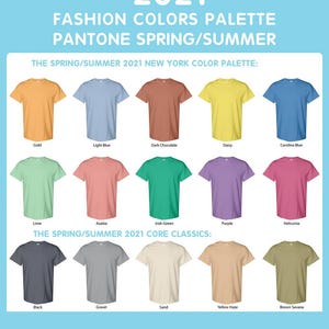 Op de afbeelding: Een kleurenpaletgrafiek voor het mode-seizoen lente/zomer 2021. De afbeelding toont een verscheidenheid aan t-shirts in verschillende kleuren, waaronder goud, lichtblauw, donkere chocolade en madeliefje. De tekst luidt "Fashion Colors Palette".