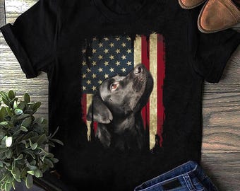 Camiseta Labrador Preto com Bandeira dos EUA: Presente para Mãe de Labrador, Camiseta Caçadora de Patos