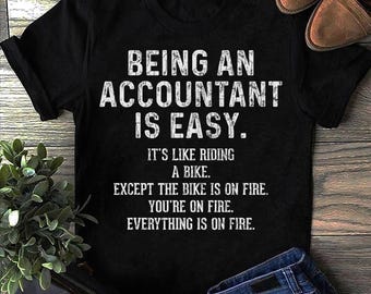 Rolig revisor-T-shirt: CPA-gåva, "Allt står i brand"