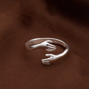 Hug Ring for Her – Adjustable Silver or Gold Hand Ring – Cute Hug Jewelry Gift – Symbolic Love Ring – Minimalist Friendship Ring