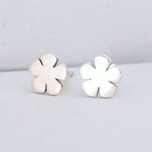 Dainty Flower Stud Earrings • Tiny Silver Flower Stud Earrings • Sterling Silver Friendship Jewelry • Trendy Best Friend Gift