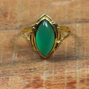 Anillo de oro con ágata verde, anillo con gema en forma de lágrima, anillo llamativo de inspiración vintage, joyería bohemia, elegante anillo de piedra verde, regalo para ella.