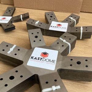 Może przedstawiać: Stos metalowych łącznik&oacute;w do kopuł geodezyjnych, oznaczonych "Kastdome Geodesic Dome Connectors" z adresem strony internetowej "www.kastdome.com" i nazwą profilu w mediach społecznościowych "@kastdome".