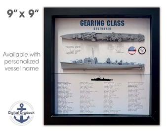 Peut inclure: Une impression encadrée de 23 cm x 23 cm d'un destroyer de classe Gearing, un type de navire de guerre de la marine américaine. L'impression comprend une vue de côté du navire, une vue de dessus et une liste des navires de la classe. L'impression est disponible avec un nom de navire personnalisé.