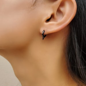 Spike oorbellen - Spikehuggie oorbellen - zwarte oorringen - zilveren huggie hoops - minimalistische oorbellen - zwarte oorbellen - paar oorbellen