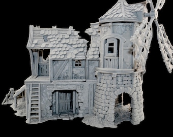 Puede incluir: Una detallada miniatura gris de un molino de viento y un edificio desgastados. El modelo presenta una torre de piedra, puertas de madera y un tejado inclinado con tejas faltantes. Una escalera conduce a un balcón.