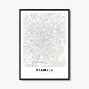 Könnte beinhalten: Ein gerahmter Wandkunstdruck mit einem detaillierten grau-weißen Stadtplan von Kampala, Uganda. Die Karte zeigt ein komplexes Straßennetz und das Stadtbild, mit dem Text KAMPALA und UGANDA in Schwarz unten in der Mitte gedruckt.