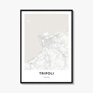 Pode incluir: Uma impressão de mapa emoldurada de Trípoli, Líbano, com fundo bege claro, linhas de ruas cinzentas e contornos costeiros. O texto TRIPOLI e LEBANON está impresso a preto na parte inferior central, dentro de uma borda branca e moldura preta.