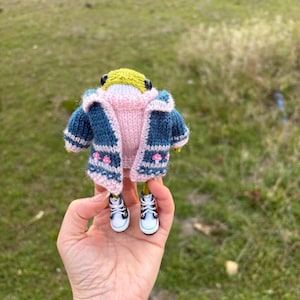 以下が含まれることがあります： 高さの異なる3つの白いセラミック花瓶のセット。花瓶はマット仕上げで、リブ模様のテクスチャが特徴です。ニュートラルな背景に配置され、ミニマリストな美学を際立たせています。