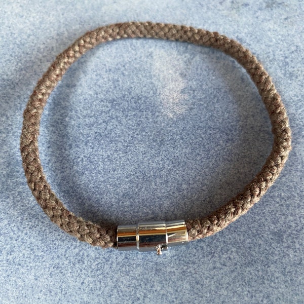 Bracelet écologique fabriqué à partir de matériel de pêche récupéré de la mer Méditerranée