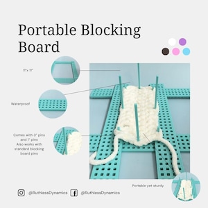 Può includere: Un pannello di bloccaggio portatile turchese, 28 x 28 cm, con un articolo lavorato a maglia bianco fissato con spilli turchesi. Il pannello è impermeabile e viene fornito con spilli da 7,6 cm e 2,5 cm. Il testo sull'immagine recita "Portable Blocking Board".