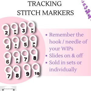 Puede incluir: Marcadores de punto blancos con números negros del 2 al 10. El texto de la imagen dice "Hook & Needle Tracking Stitch Markers". Estos marcadores ayudan a recordar el tamaño del ganchillo o la aguja para los proyectos en curso. Se deslizan y se quitan y se venden en juegos o individualmente.