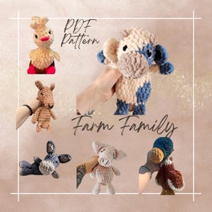 Puede incluir: Un conjunto de juguetes de peluche de animales de granja de crochet, que incluyen una vaca, un cerdo, un burro, un pollo y un canguro. Los juguetes están hechos con hilo suave y esponjoso y tienen caras adorables. La imagen incluye el texto "PDF Pattern Farm Family".