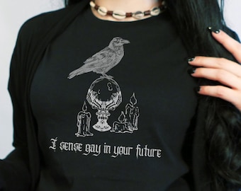 Whimsigoth Shirt, Queer Goth Geschenk, Whimsigoth Kleidung, Gay Wahrsagerin, Raben Shirt, Gothic Dekor, Witchy Geschenk, Queer Hexe, I Sense Gay