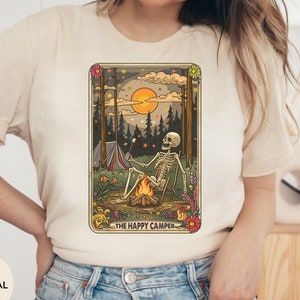 Chemise de carte de tarot The Happy Camper, chemise de tarot drôle, tarot squelette, cadeaux de camping, divination, t-shirt amoureux de la nature pour l'extérieur, squelette drôle