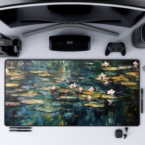 Puede incluir: Una alfombrilla de ratón grande y rectangular con una pintura de nenúfares en un estanque. La pintura está realizada en un estilo que recuerda al impresionismo, con pinceladas sueltas y colores vibrantes. Los nenúfares son blancos y rosas, y el estanque es de un azul verdoso profundo.