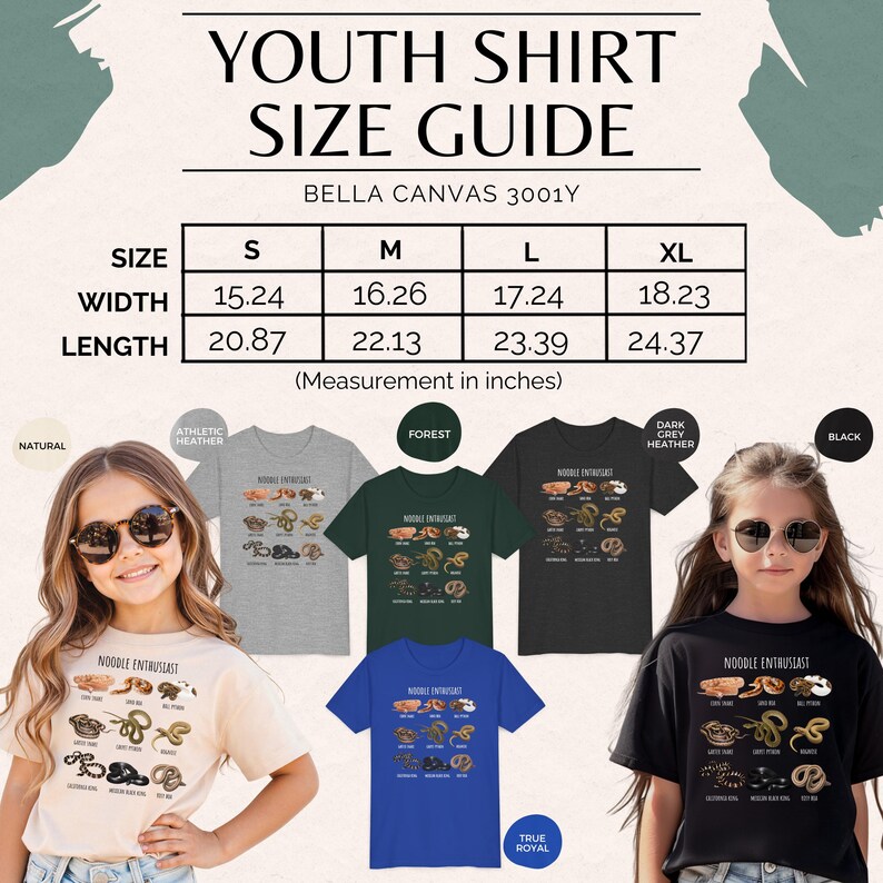 Puede incluir: Gu&iacute;a de tallas de camisetas juveniles con medidas en pulgadas. La imagen muestra una tabla de tallas y varias camisetas en varios colores, incluyendo natural, gris atl&eacute;tico, verde bosque, gris oscuro jaspeado, azul royal y negro. Cada camiseta presenta el texto "NOODLE ENTHUSIAST".