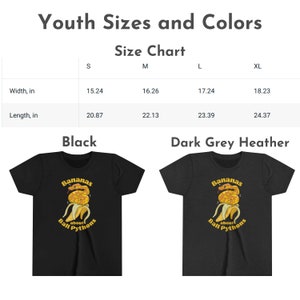 Op de afbeelding: T-shirt in kindermaat in zwart en donkergrijs met een afbeelding van een cartoon slang die een banaan eet en de tekst "Bananas about Ball Pythons". Maattabel inbegrepen met afmetingen in inches.