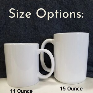 K&ouml;nnte beinhalten: Zwei wei&szlig;e Keramikbecher, einer mit 11 Unzen und einer mit 15 Unzen, nebeneinander auf einem dunkelgrauen Hintergrund.  Size Options: steht &uuml;ber den Bechern.