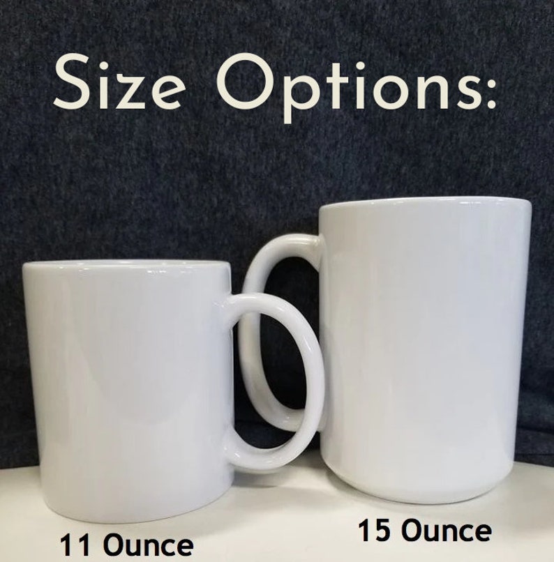 K&ouml;nnte beinhalten: Zwei wei&szlig;e Keramikbecher, einer mit 11 Unzen und einer mit 15 Unzen, nebeneinander auf einem dunkelgrauen Hintergrund.  Size Options: steht &uuml;ber den Bechern.