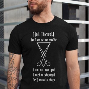 Puede incluir: Camiseta negra con texto blanco que dice "Hail Thy self for I am my own master" y un s&iacute;mbolo de pentagrama. El texto contin&uacute;a debajo del s&iacute;mbolo con "I am my own god I need no shepherd for I am not a sheep."