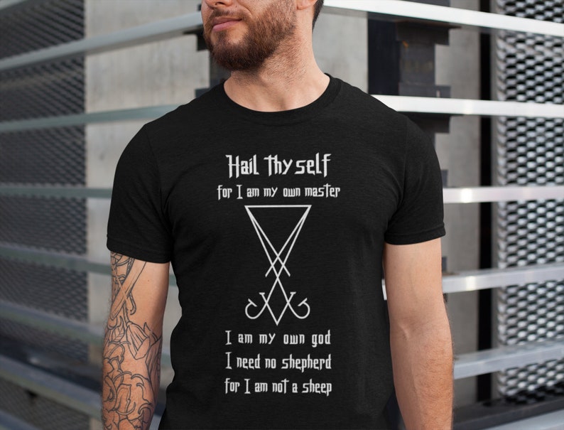 Puede incluir: Camiseta negra con texto blanco que dice "Hail Thy self for I am my own master" y un s&iacute;mbolo de pentagrama. El texto contin&uacute;a debajo del s&iacute;mbolo con "I am my own god I need no shepherd for I am not a sheep."