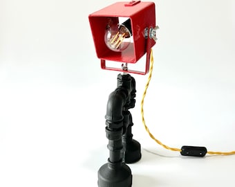 Lampada robot, lampada fatta a mano, accessori da scrivania, decorazioni per la casa, regalo per lui, illuminazione industriale, lampada Edison Steampunk, Pipe Man
