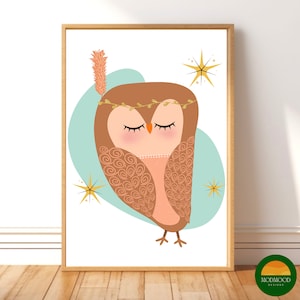 Puede incluir: Una impresión artística enmarcada con una ilustración caprichosa de un búho. El búho tiene los ojos cerrados, adornado con una pluma y una corona de hojas. La paleta de colores incluye tonos de marrón, melocotón y verde azulado, con detalles de estrellas doradas.