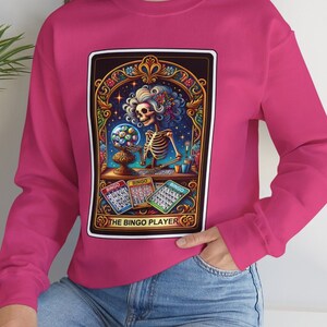 La carta del tarot del jugador de bingo en sudadera Gildan Unisex Heavy Blend™ Crewneck- Diseño exclusivo, ENVÍO GRATIS