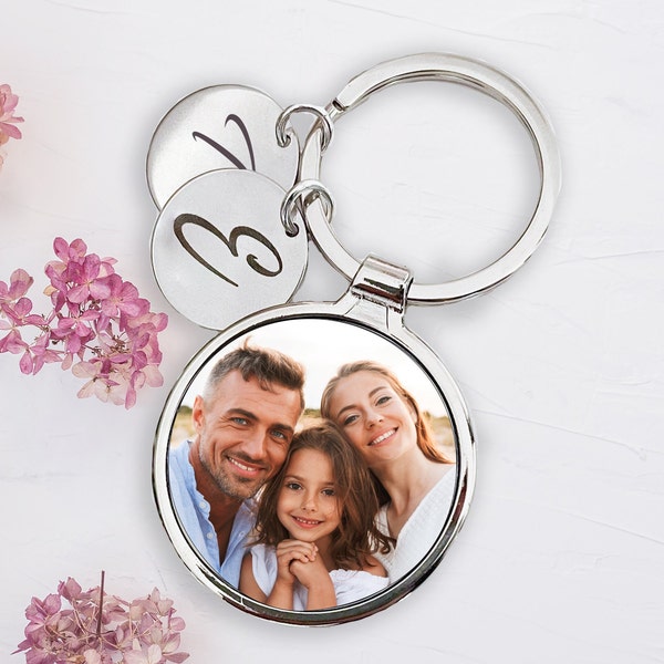 porte clés photo et médaillons avec initiales - idéal cadeau maman, papa, mamie, ami.es...