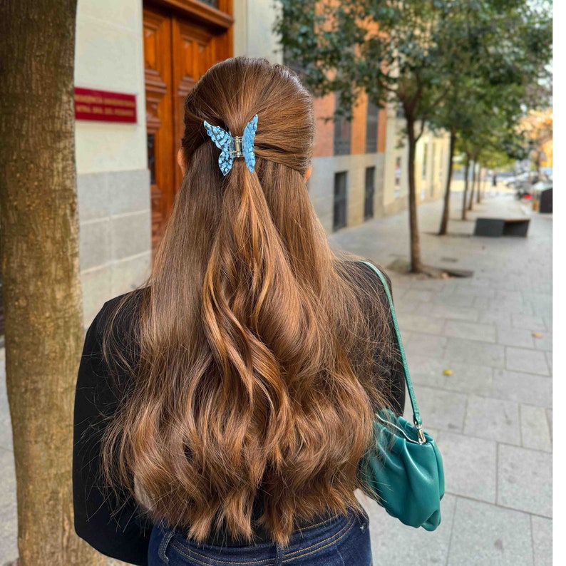 Petite griffe en cheveux de papillon bleu Livraison rapide gratuite Fait main à partir de matériaux respectueux de l'environnement Très haute qualité image 6