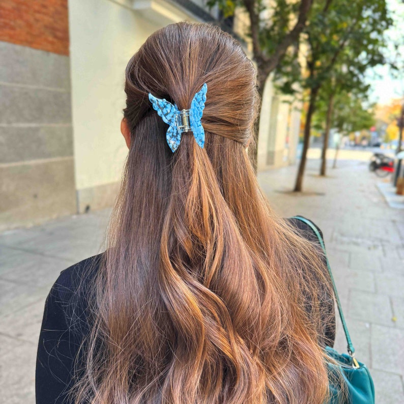 Petite griffe en cheveux de papillon bleu Livraison rapide gratuite Fait main à partir de matériaux respectueux de l'environnement Très haute qualité image 1