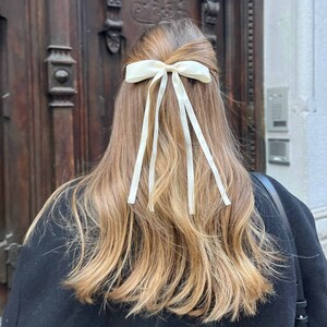 Witte striklint haarclip | Gratis levering | Zacht en schattig strikje voor het haar | Dunne alligatorclip | Elegant | Stijlvol | Satijn