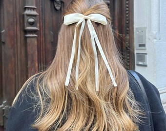 Weiße Haarspange mit Schleife | Kostenlose Lieferung | Weiche und süße Schleife für die Haare | Dünne Krokodilklemme | Elegant | Edel | Satin