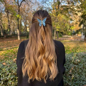 Petite griffe en cheveux de papillon bleu Livraison rapide gratuite Fait main à partir de matériaux respectueux de l'environnement Très haute qualité image 4