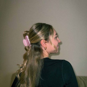 Pinza para el pelo de color rosa claro / Entrega rápida gratuita / Hecha a mano con materiales ecológicos / Calidad muy alta