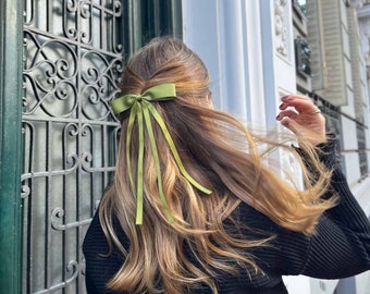 Grüne Schleife Band Haarspange | Kostenlose Lieferung | Weiche und süße Schleife für die Haare | Dünne Krokodilklemme | Elegant | Edel | Satin | Pistazie