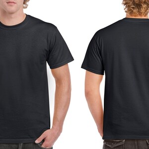 Puede incluir: Una camiseta negra de manga corta. La camiseta se muestra desde el frente y la espalda.