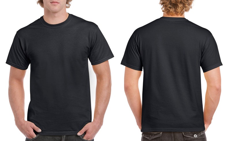 Puede incluir: Una camiseta negra de manga corta. La camiseta se muestra desde el frente y la espalda.