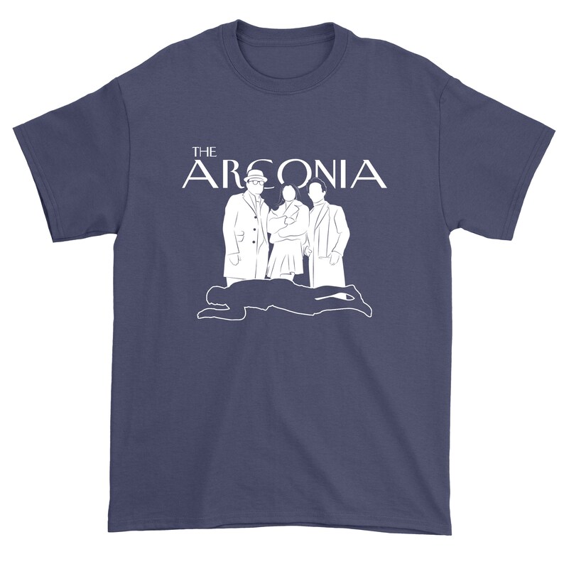 Puede incluir: Una camiseta azul marino con un gr&aacute;fico blanco de tres figuras y el texto "THE ARCONIA".