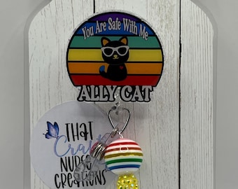Porta credenciales "Estás a salvo conmigo", aliado LGBTQ+, personalizado, Orgullo, purpurina, accesorios de enfermería, regalos intercambiables para enfermeras/maestras