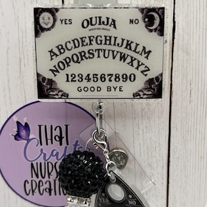 Porta credenciales con tablero Ouija que brilla en la oscuridad, accesorios de enfermera con purpurina espeluznantes, regalo intercambiable para enfermera/maestra imagen 1